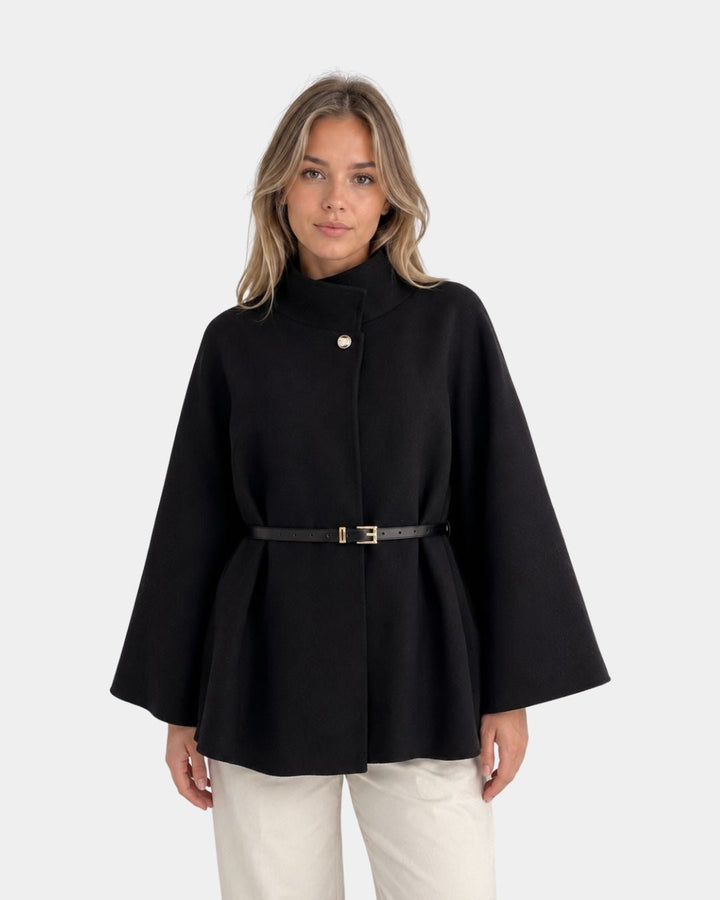 Elegantti poncho korkealla kauluksella ja vyöllä