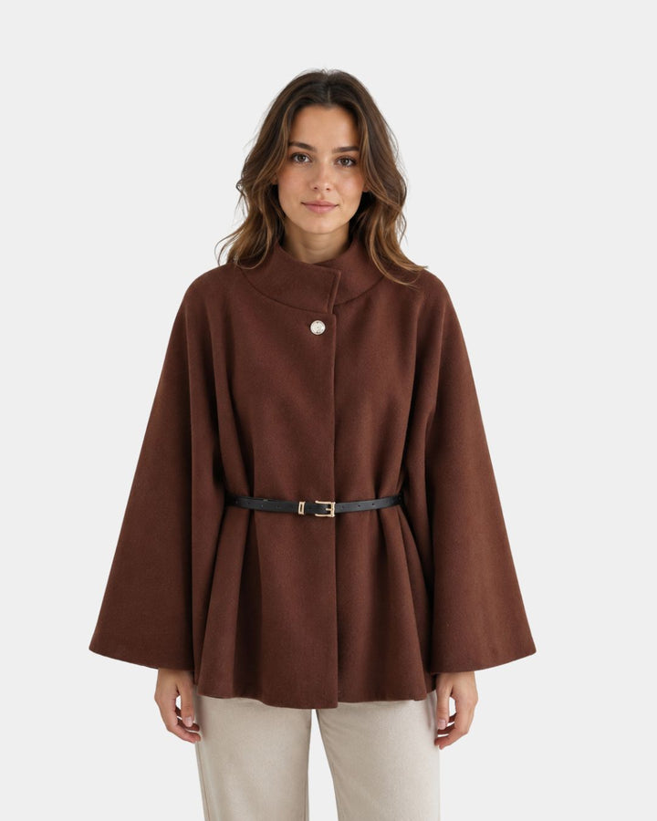 Elegantti poncho korkealla kauluksella ja vyöllä