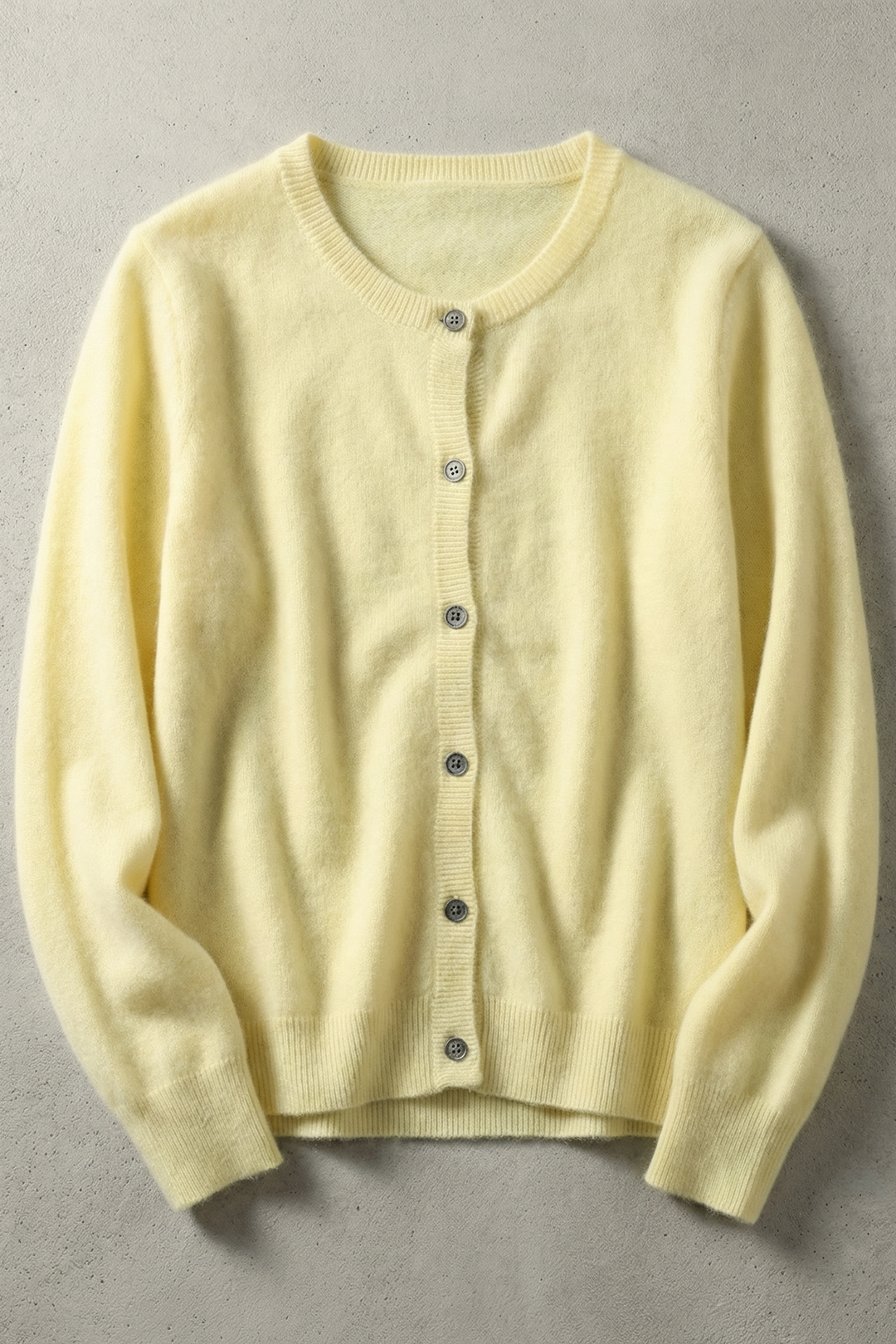 Pehmeä kardigan, joka on valmistettu kashmir-sekoitteesta, löysällä leikkauksella