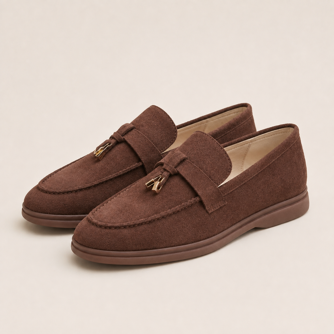 Tyylikkäät loafersit metalliyksityiskohdalla