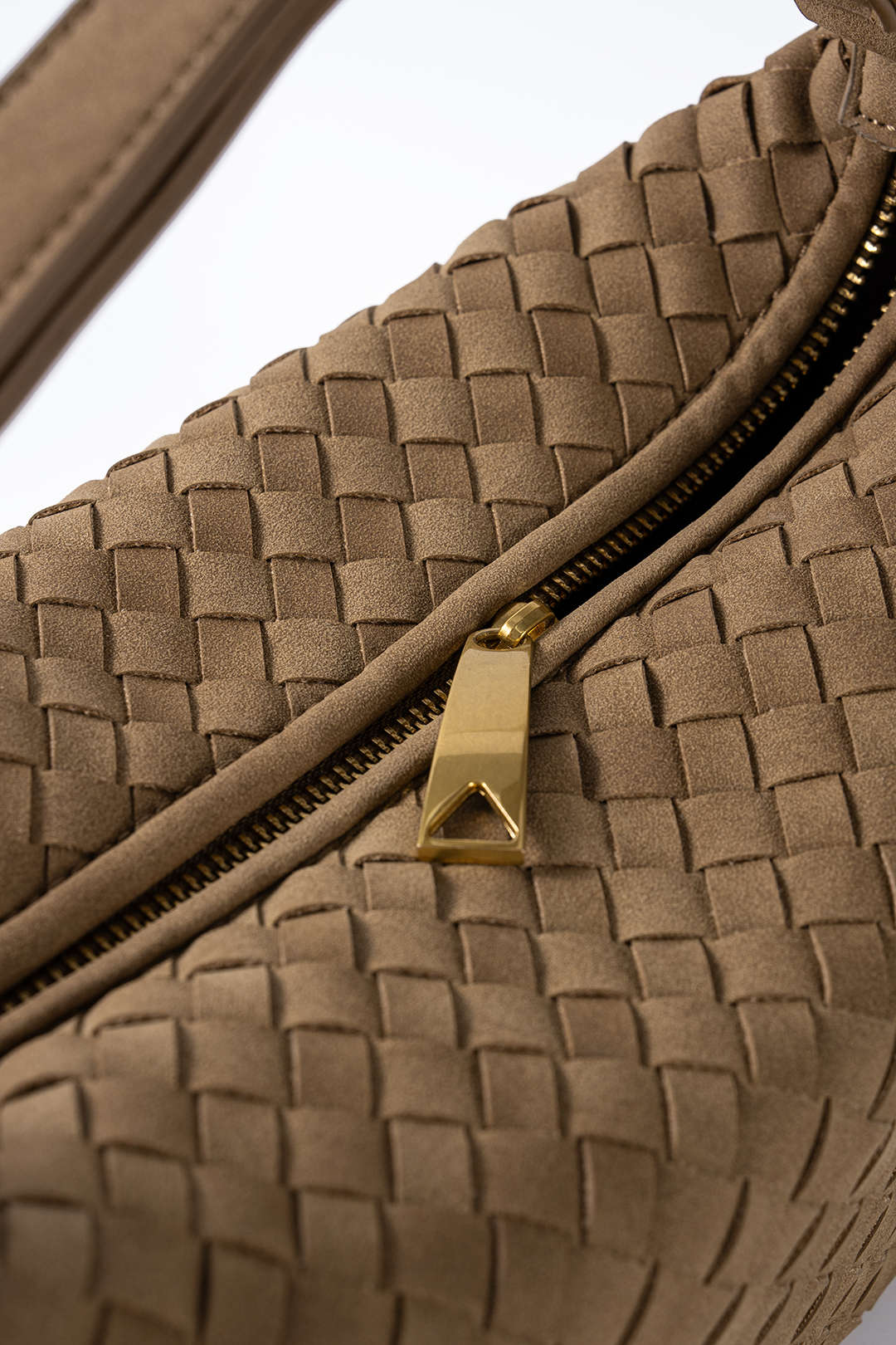 Käytännöllinen crossbody-laukku vetoketjulla