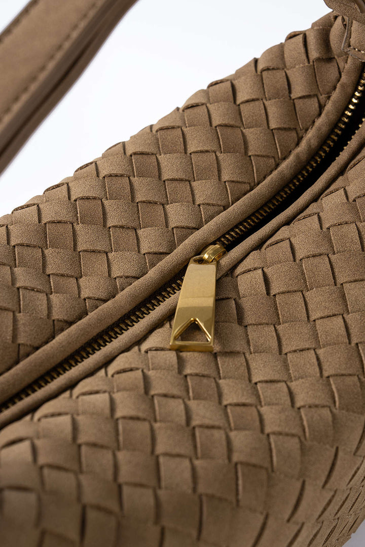 Käytännöllinen crossbody-laukku vetoketjulla