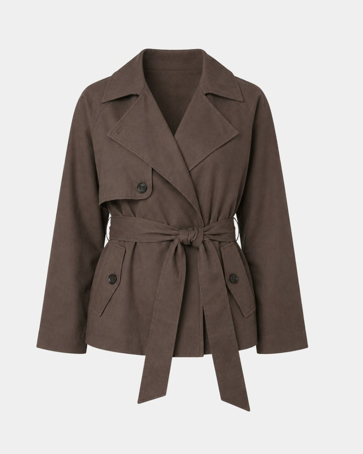 Kaksirivinen ruskea trenchcoat vyöllä