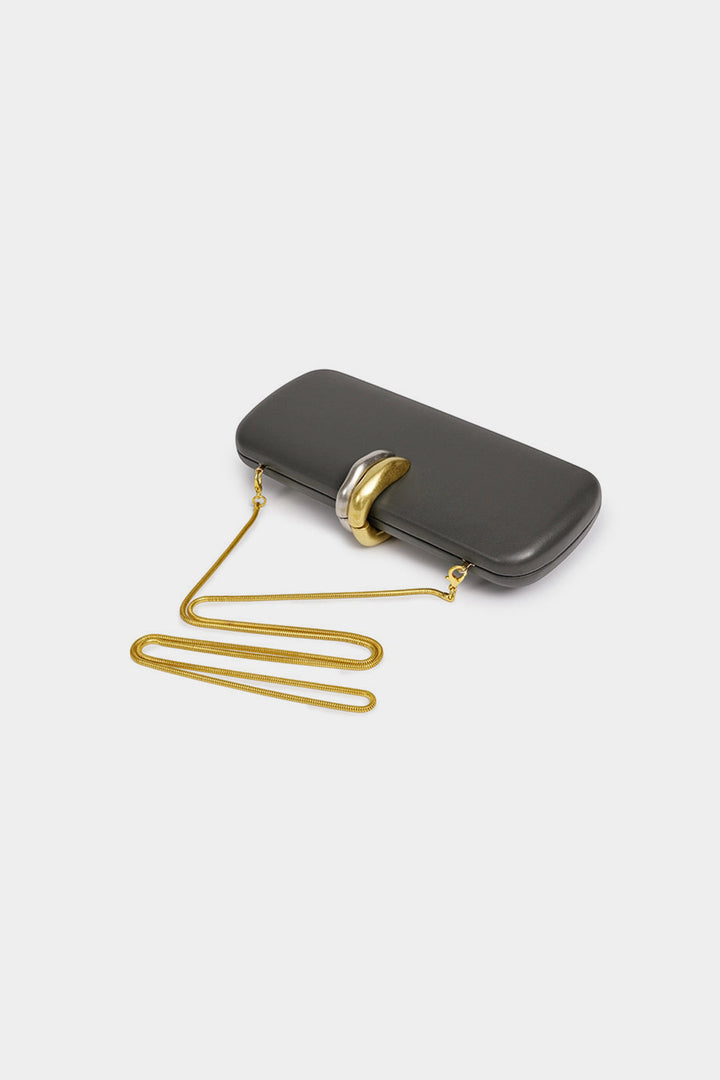 Sileä crossbody-laukku ketjulla