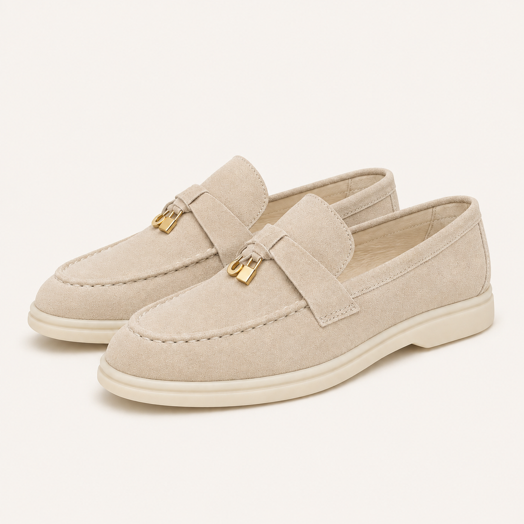 Tyylikkäät loafersit metalliyksityiskohdalla