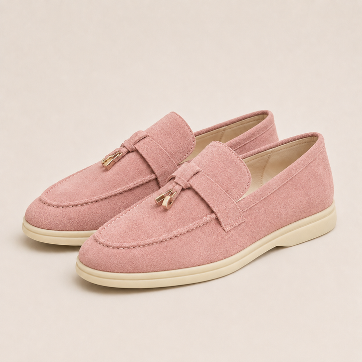 Tyylikkäät loafersit metalliyksityiskohdalla