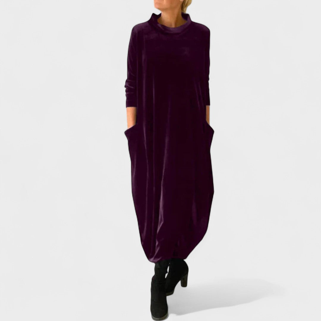 Lea | Pehmeä midi mekko korkealla kauluksella ja sivurei&