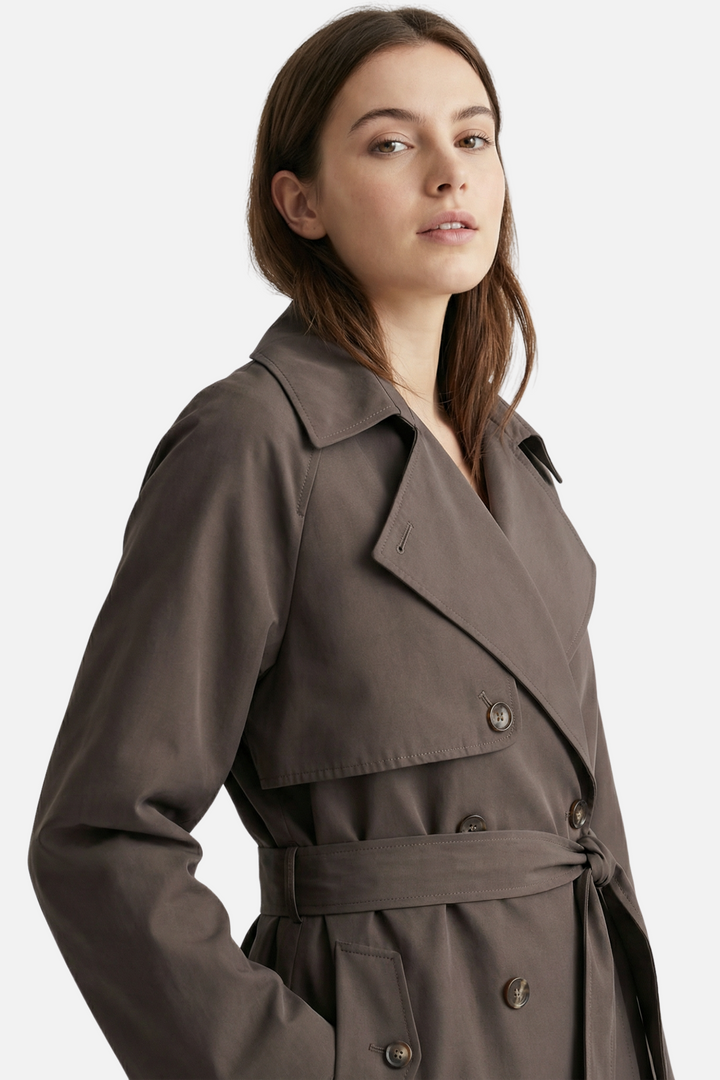 Pitkähihainen trench-coat, vyöllä ja kaksirivisellä napituksella