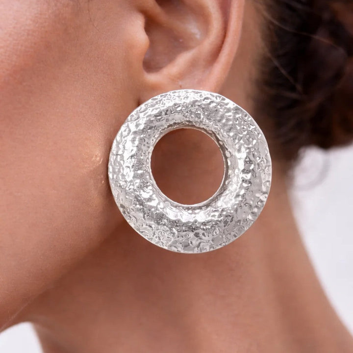 Suuret retro-tyyliset korvakorut