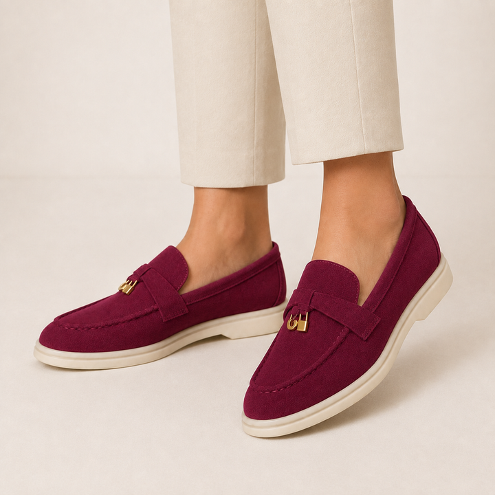 Tyylikkäät loafersit metalliyksityiskohdalla