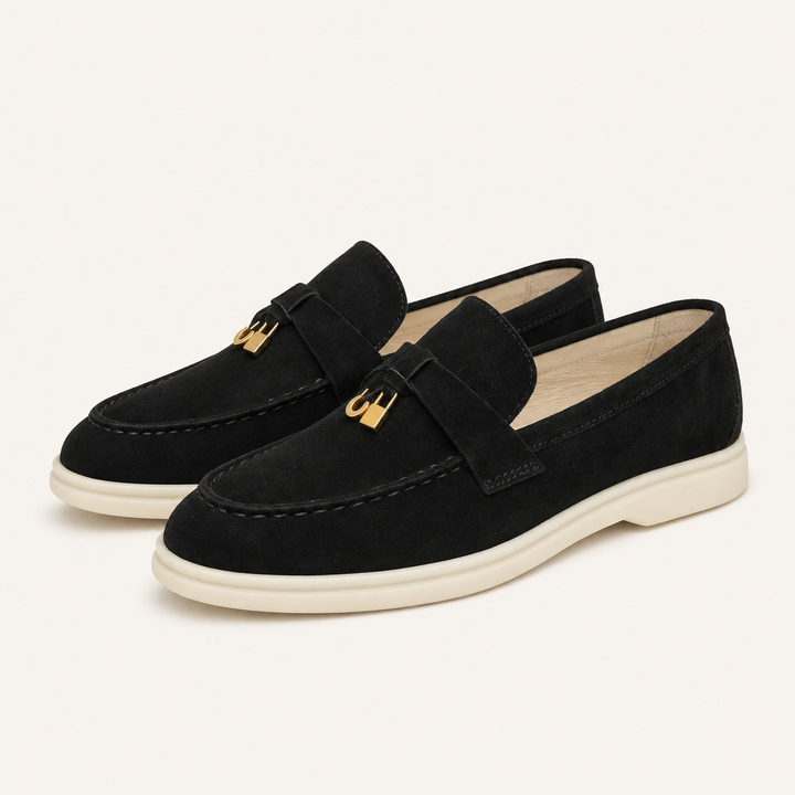 Tyylikkäät loafersit metalliyksityiskohdalla