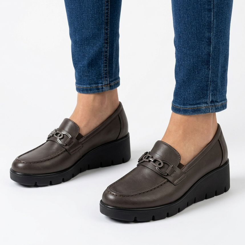 Elegantit mokasiinit koristeellisella soljella ja platformilla