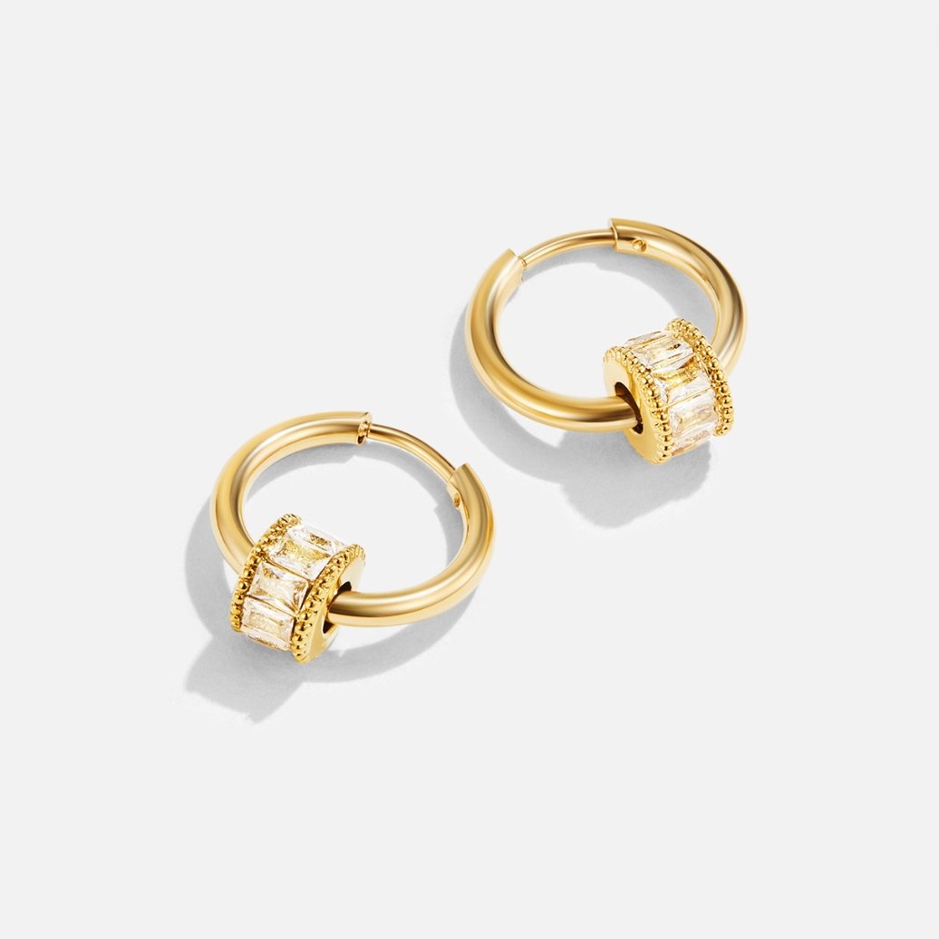 Kultaiset Gigi-renkaat korvakorut kiiltävillä yksityiskohdilla