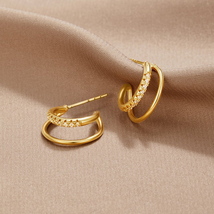 Kaksinkertaiset pyöreät korvakorut Leyla kiiltävillä yksityiskohdilla