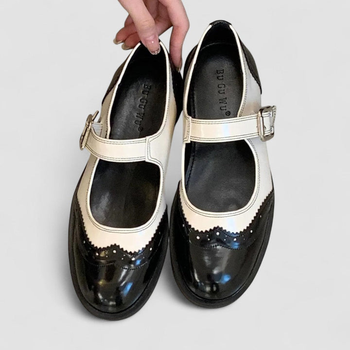 Kaksiväriset Mary Jane -kengät kiiltävillä yksityiskohdilla
