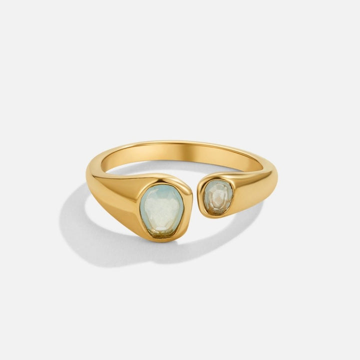Retro-tyylinen sormus sinertävällä yksityiskohdalla